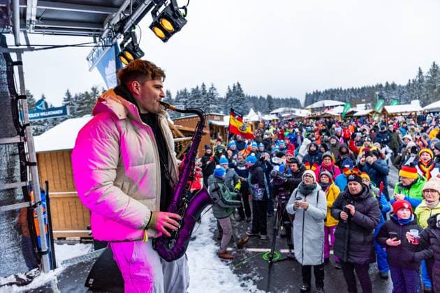10.01.2025, GER, Biathlon, Saison 24 25, BMW IBU World Cup Biathlon Oberhof, Andre Schnurrer Auftritt von Andre Schnurrer im Hüttendorf 98559 Oberhof LOTTO Thüringen ARENA am Rennst Thüringen Deutschland