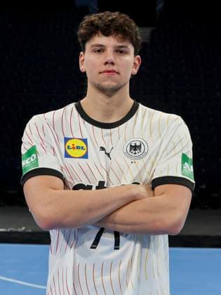 Sport Themen der Woche KW02 Sport Bilder des Tages Marko Grgic (Germany) schaut, Fototermin, Deutsche Handball-Nationalmannschaft, Barclays Arena am 10. January 2025 in Hamburg, Deutschland. (Foto von Marco Steinbrenner DeFodi Images) Marko Grgic (Germany) looks on, Fototermin, Deutsche Handball-Nationalmannschaft, Barclays Arena, January 10, 2025 in Hamburg, Germany. (Photo by Marco Steinbrenner DeFodi Images) Defodi-700_20250110_dhb_fototermin_087 *** Marko Grgic Germany looks on, photo session, German national handball team, Barclays Arena, January 10, 2025 in Hamburg, Germany Photo by Marco Steinbrenner DeFodi Images Marko Grgic Germany looks on, photo session, German national handball team, Barclays Arena, January 10, 2025 in Hamburg, Germany Photo by Marco Steinbrenner DeFodi Images Defodi 700 20250110 dhb fototermin 087 Defodi-700