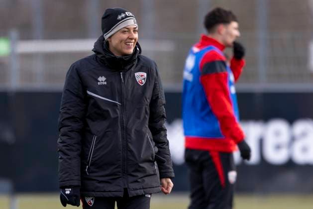 Sport Bilder des Tages Ingolstadt, Deutschland 10. Januar 2025: 3. Liga - 2024 2025 - Training FC Ingolstadt 04 Im Bild: Trainerin Sabrina Wittmann (FCI) lächelnd auf dem Spielfeld. Trainingsgelände Bayern Copyright: xFotostandx xSchäferx