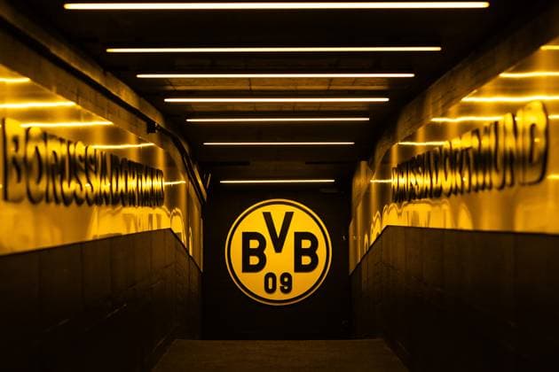10.01.2025, Borussia Dortmund vs. Bayern 04 Leverkusen, 1. Bundesliga, 16. Spieltag Eckfahne, BVB, Logo, Wappen, Emblem, Borussia Dortmund, bvb, Spielertunnel Wichtiger Hinweis: Gemaess den Vorgaben der DFL Deutsche Fussball Liga bzw. des DFB Deutscher Fussball-Bund ist es untersagt, in dem Stadion und oder vom Spiel angefertigte Fotoaufnahmen in Form von Sequenzbildern und oder videoaehnlichen Fotostrecken zu verwerten Copyright: xBahhoxKarax