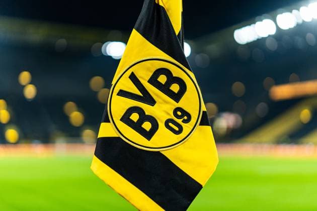 10.01.2025, Borussia Dortmund vs. Bayern 04 Leverkusen, 1. Bundesliga, 16. Spieltag Eckfahne, BVB, Logo, Wappen, Emblem, Borussia Dortmund, bvb Wichtiger Hinweis: Gemaess den Vorgaben der DFL Deutsche Fussball Liga bzw. des DFB Deutscher Fussball-Bund ist es untersagt, in dem Stadion und oder vom Spiel angefertigte Fotoaufnahmen in Form von Sequenzbildern und oder videoaehnlichen Fotostrecken zu verwerten Copyright: xBahhoxKarax