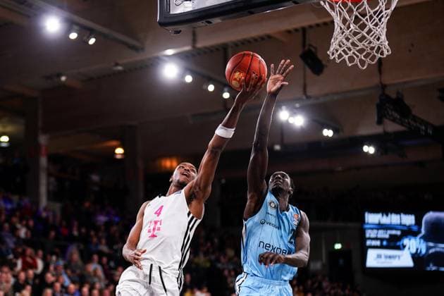 Sport Themen der Woche KW02 Sport Bilder des Tages Phlandrous Fleming Jr (Telekom Baskets Bonn, 04) beim Korbleger, gegen Kur Kuath (Veolia Towers Hamburg, 23), GER, Veolia Towers Hamburg vs Telekom Baskets Bonn, Basketball, Bundesliga, Spieltag 16, Saison 2024 2025, 10.01.2025 GER, Veolia Towers Hamburg vs Telekom Baskets Bonn, Basketball, Bundesliga, Spieltag 16, Saison 2024 2025, 10.01.2025 Hamburg *** Phlandrous Fleming Jr Telekom Baskets Bonn, 04 on a lay-up, against Kur Kuath Veolia Towers Hamburg, 23 , GER, Veolia Towers Hamburg vs Telekom Baskets Bonn, Basketball, Bundesliga, Matchday 16, Season 2024 2025, 10 01 2025 GER, Veolia Towers Hamburg vs Telekom Baskets Bonn, Basketball, Bundesliga, Matchday 16, Season 2024 2025, 10 01 2025 Hamburg Copyright: xEibner-Pressefoto MaxxVincenx EP_MVN
