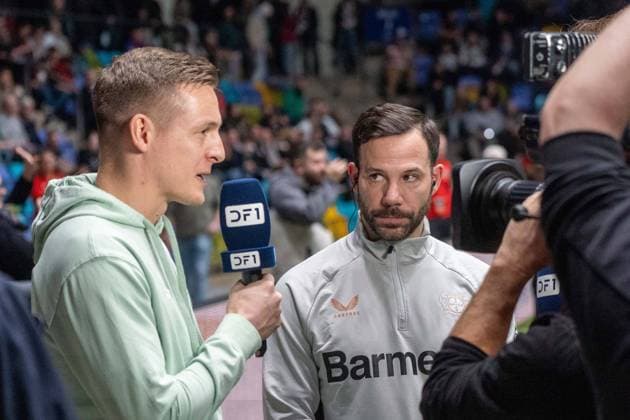 08.01.2025, xhfmx, Fussball Matthäi-Cup 2025, emspor, v.l. Felix Kroos (Werder Bremen Traditionsmannschaft) und Gonzalo Castro (Bayer 04 Traditionsmannschaft) bei Jörg Dahlmann (DF1) im Interview. (DFL DFB REGULATIONS PROHIBIT ANY USE OF PHOTOGRAPHS as IMAGE SEQUENCES and or QUASI-VIDEO) Frankfurt am Main