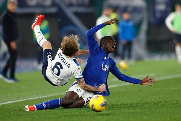 Sport Themen der Woche KW02 Sport Bilder des Tages January 10, 2025, Rome, Lazio, Italy: ComoÃ¢â‚¬â ¢s Assane Diao and Lazio s Luca Pellegrini during Serie A soccer match SS Lazio - Como 1907 at Stadio Olimpico on January 10, 2025 in Rome , Italy. Rome Italy - ZUMAl131 20250110_zsp_l131_044 Copyright: xCiroxDexLucax