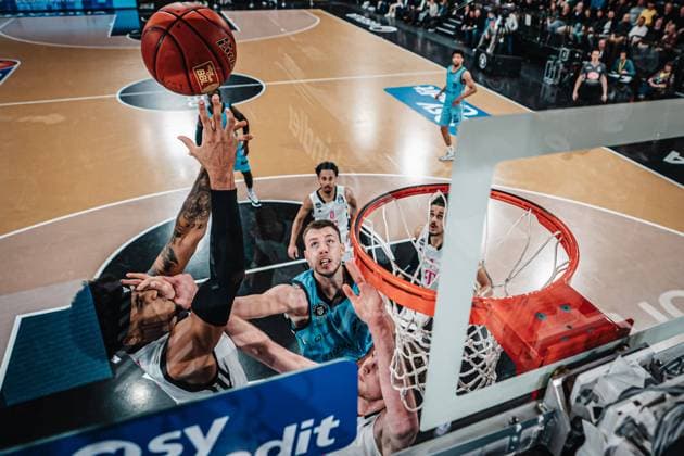 Bilder des Jahres 2025, Sport 01 Januar Sport Themen der Woche KW02 Sport Bilder des Tages Basketball Männer Saison 2024 2025 easyCredit Basketball Bundesliga 16. Spieltag Veolia Towers Hamburg vs. Telekom Baskets Bonn 10.01.2025 v.l. Rivaldo Soares ( 5, Telekom Baskets Bonn) bekommt einen Arm von Niklas Wimberg ( 17, Veolia Towers Hamburg) ins Gesicht Hamburg Inselpark Arena Hamburg Deutschland *** Basketball Men Season 2024 2025 easyCredit Basketball Bundesliga 16 Matchday Veolia Towers Hamburg vs Telekom Baskets Bonn 10 01 2025 v l Rivaldo Soares 5, Telekom Baskets Bonn gets an arm from Niklas Wimberg 17, Veolia Towers Hamburg in the face Hamburg Inselpark Arena Hamburg Germany