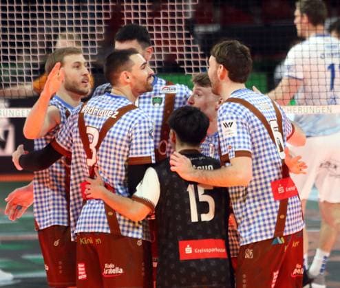 Herrschinger Freude ueber einen Punktgewinn, He-Volleyballl, Bundesliga 2024 25 WWK Volleys Herrsching vs VfB Friedrichshafen, 10.01.25, BMW Park Copyright: WolfgangxFehrmann