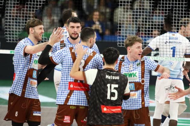 Herrschinger Freude ueber Punktgewinn, He-Volleyballl, Bundesliga 2024 25 WWK Volleys Herrsching vs VfB Friedrichshafen, 10.01.25, BMW Park Copyright: WolfgangxFehrmann