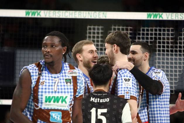 Herrschinger Freude ueber einen Punktgewinn, He-Volleyballl, Bundesliga 2024 25 WWK Volleys Herrsching vs VfB Friedrichshafen, 10.01.25, BMW Park Copyright: WolfgangxFehrmann