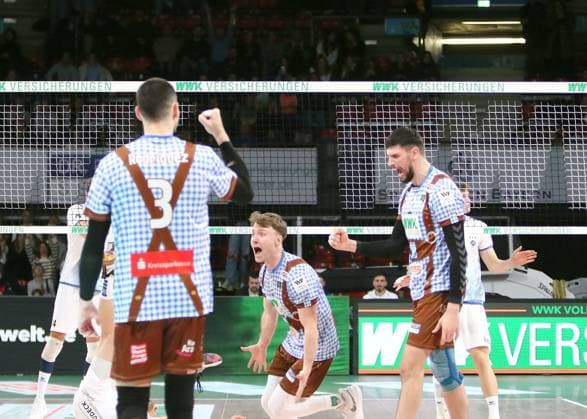Herrschinger Freude ueber den Gewinn des ersten Satzes, He-Volleyballl, Bundesliga 2024 25 WWK Volleys Herrsching vs VfB Friedrichshafen, 10.01.25, BMW Park Copyright: WolfgangxFehrmann