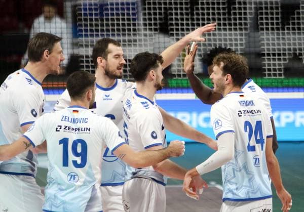 Friedrichshafener Freude nach einem Punktgewinn, He-Volleyballl, Bundesliga 2024 25 WWK Volleys Herrsching vs VfB Friedrichshafen, 10.01.25, BMW Park Copyright: WolfgangxFehrmann