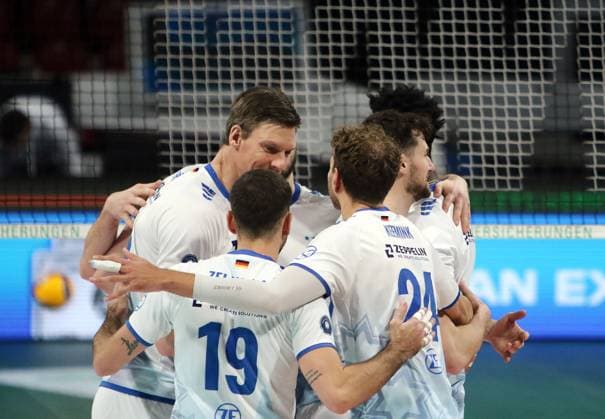 Friedrichshafener Freude nach Punktgewinn, He-Volleyballl, Bundesliga 2024 25 WWK Volleys Herrsching vs VfB Friedrichshafen, 10.01.25, BMW Park Copyright: WolfgangxFehrmann