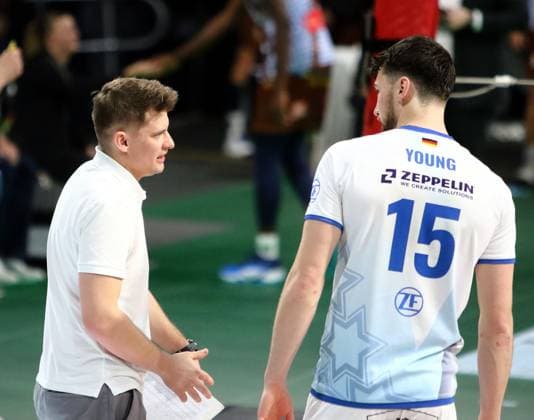 von links headcoach Adam SWACZYNA (Friedrichshafen), George YOUNG (Friedrichshafen), He-Volleyballl, Bundesliga 2024 25 WWK Volleys Herrsching vs VfB Friedrichshafen, 10.01.25, BMW Park Copyright: WolfgangxFehrmann