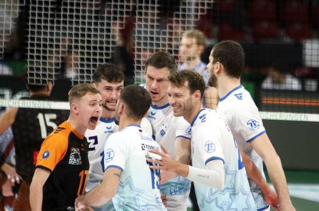 Friedrichshafener Freude nach Punktgewinn, He-Volleyballl, Bundesliga 2024 25 WWK Volleys Herrsching vs VfB Friedrichshafen, 10.01.25, BMW Park Copyright: WolfgangxFehrmann
