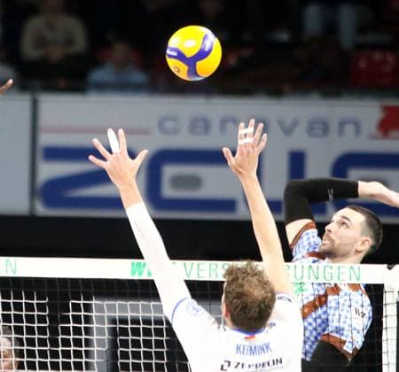von links Wessel KEEMINK (Friedrichshafen), Victor RODRIGUEZ PEREZ (Herrsching), He-Volleyballl, Bundesliga 2024 25 WWK Volleys Herrsching vs VfB Friedrichshafen, 10.01.25, BMW Park Copyright: WolfgangxFehrmann