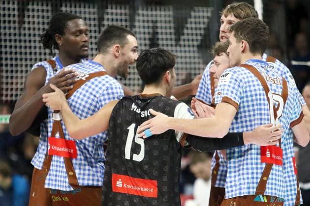 Herrschinger Freude nach Punktgewinn, He-Volleyballl, Bundesliga 2024 25 WWK Volleys Herrsching vs VfB Friedrichshafen, 10.01.25, BMW Park Copyright: WolfgangxFehrmann