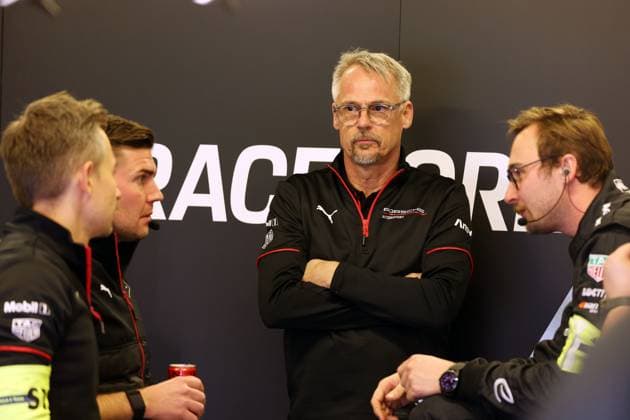 Thomas Laudenbach (GER) Porsche Motorsportchef zwischen Teammitgliedern in der Box, FIA Formel E Weltmeisterschaft Saison 11, Mexiko City E- Prix, 10.01.2025, Mexiko, 1. freies Training