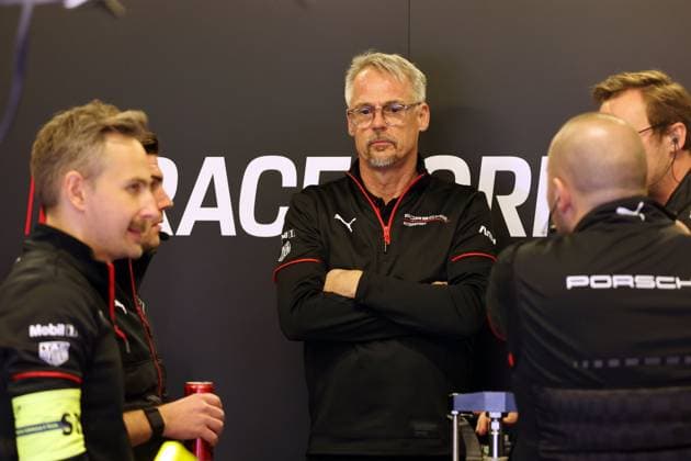Thomas Laudenbach (GER) Porsche Motorsportchef zwischen Teammitgliedern in der Box, FIA Formel E Weltmeisterschaft Saison 11, Mexiko City E- Prix, 10.01.2025, Mexiko, 1. freies Training