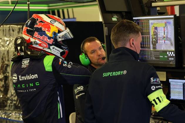 Sebastian Buemi (SUI) Envision mit Helm auf in der Box, FIA Formel E Weltmeisterschaft Saison 11, Mexiko City E- Prix, 10.01.2025, Mexiko, 1. freies Training