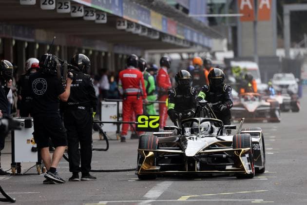 Jean-Eric Vergne (FRA) DS Penske beim Schnellladen in der Boxengasse, FIA Formel E Weltmeisterschaft Saison 11, Mexiko City E- Prix, 10.01.2025, Mexiko, 1Shake down, Test