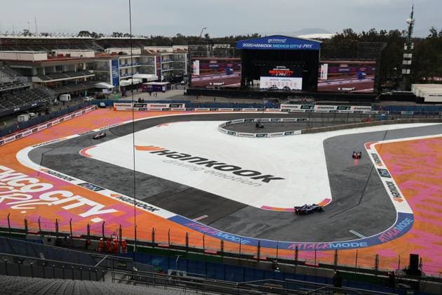 Infield mit Podium im ehemaligen Baseballstadion, FIA Formel E Weltmeisterschaft Saison 11, Mexiko City E- Prix, 10.01.2025, Mexiko, 1. freies Training, hangkook Werbung