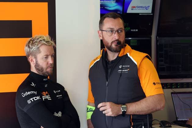 Sam Bird (GBR) McLaren mit seinem Renningenieur, Box, FIA Formel E Weltmeisterschaft Saison 11, Mexiko City E- Prix, 10.01.2025, Mexiko,