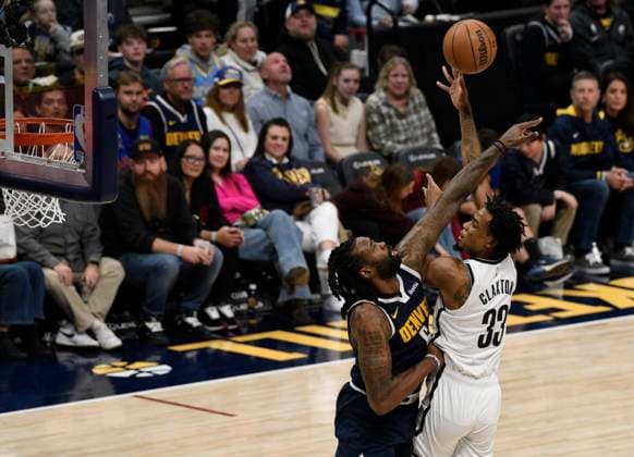 Sport Themen der Woche KW02 Sport Bilder des Tages Denver Nuggets center DeAndre Jordan (L) passes the ball as he fights off Brooklyn Nets center Nic Claxton, during a game between Denver Nuggets and Brooklyn Nets at the Ball Arena in Denver, CO, USA, 10 January 2025. NBA, Basketball Herren, USA : Denver Nuggets vs Brooklyn Nets !ACHTUNG: NUR REDAKTIONELLE NUTZUNG!  Copyright: xToddxPiersonx AME470 20250111-55015682592_1