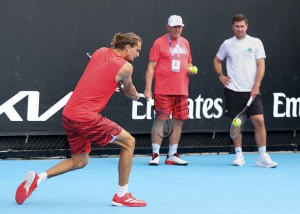 Alexander Zverev beim Training , im Hintergrund Bruder Mischa und Vater Alexander, Australian Open 2024, Melbourne Park, Melbourne, Victoria, Australia. Copyright: xJuergenxHasenkopfx