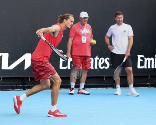 Alexander Zverev beim Training , im Hintergrund Bruder Mischa und Vater Alexander, Australian Open 2024, Melbourne Park, Melbourne, Victoria, Australia. Copyright: xJuergenxHasenkopfx