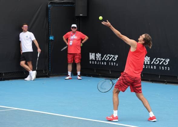 Alexander Zverev beim Training , im Hintergrund Bruder Mischa und Vater Alexander, Australian Open 2024, Melbourne Park, Melbourne, Victoria, Australia. Copyright: xJuergenxHasenkopfx