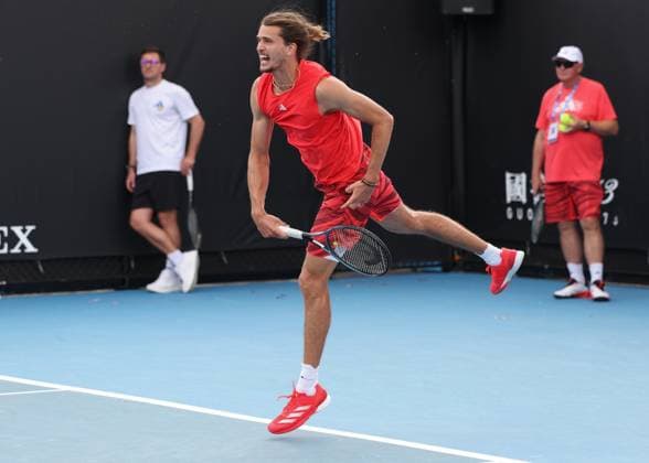 Alexander Zverev beim Training , im Hintergrund Bruder Mischa und Vater Alexander, Australian Open 2024, Melbourne Park, Melbourne, Victoria, Australia. Copyright: xJuergenxHasenkopfx