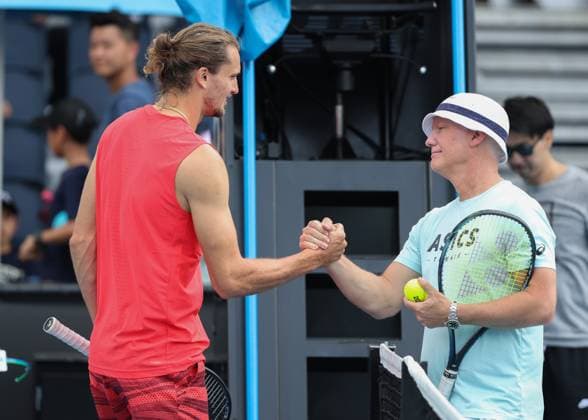 Alexander Zverev begruesst Kei Nishikori Trainer Thomas Johansson, Training, Australian Open 2024, Melbourne Park, Melbourne, Victoria, Australia. Copyright: xJuergenxHasenkopfx