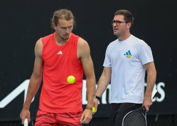 Alexander Zverev (unscharf) und Bruder Mischa ,Training, Australian Open 2024, Melbourne Park, Melbourne, Victoria, Australia. Copyright: xJuergenxHasenkopfx