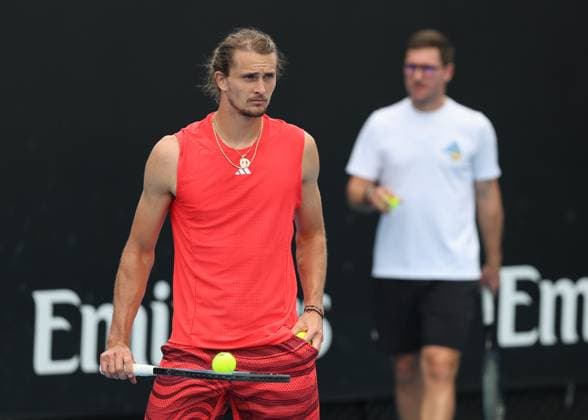 Alexander Zverev und Bruder Mischa (unscharf) ,Training, Australian Open 2024, Melbourne Park, Melbourne, Victoria, Australia. Copyright: xJuergenxHasenkopfx