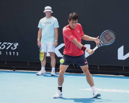 Kei Nishikori und Trainer, coach Thomas Johansson (unscharf), Training, Australian Open 2024, Melbourne Park, Melbourne, Victoria, Australia. Copyright: xJuergenxHasenkopfx