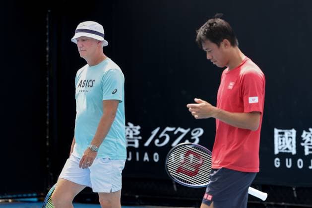 Kei Nishikori (unscharf) und Trainer, coach Thomas Johansson,Training, Australian Open 2024, Melbourne Park, Melbourne, Victoria, Australia. Copyright: xJuergenxHasenkopfx