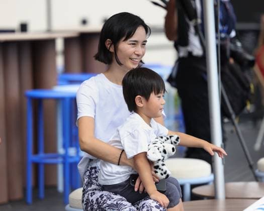 Kei Nishikori Ehefrau Mai und Sohn schauen beim Training zu., Australian Open 2024, Melbourne Park, Melbourne, Victoria, Australia. Copyright: xJuergenxHasenkopfx