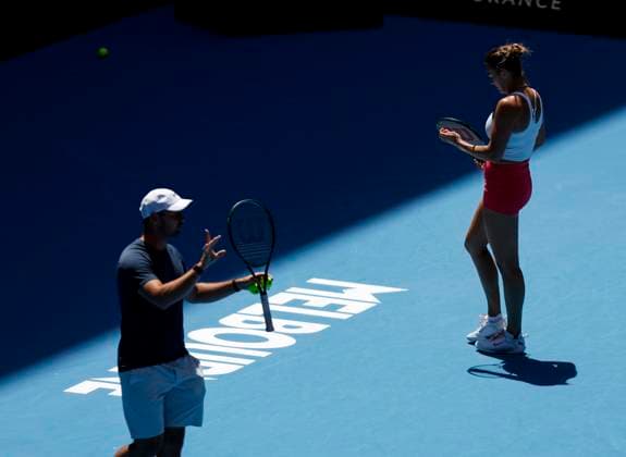 (250111) -- MELBOURNE, Jan. 11, 2025 -- Aryna Sabalenka (R) of Belarus and her coach Anton Dubrov attend a training session during the Australian Open tennis tournament in Melbourne, Australia, Jan. 11, 2025. ) (SP)AUSTRALIA-MELBOURNE-TENNIS-AUSTRALIAN OPEN-TRAINING MaxPing 