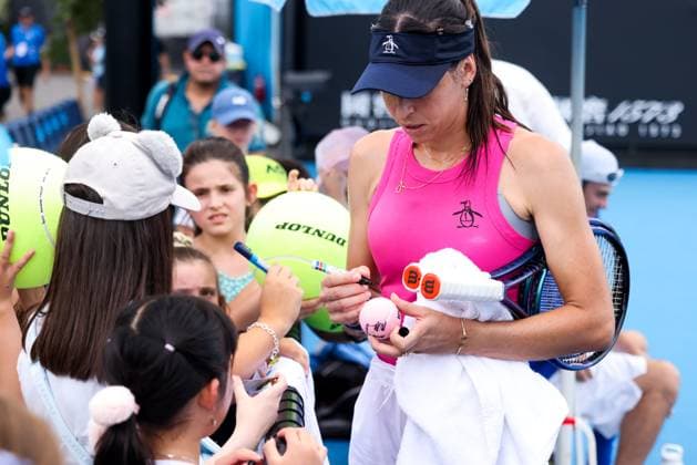 January 11, 2025: MELBOURNE, AUSTRALIA - JANUARY 11: Ajla TomljanoviÄ¡ of Australia with fans during practice ahead of the 2025 Australian Open at Melbourne Park on January 11, 2025 in Melbourne, Australia. - ZUMAp121 20250111_zsp_p121_029 Copyright: xChrisxPutnamx