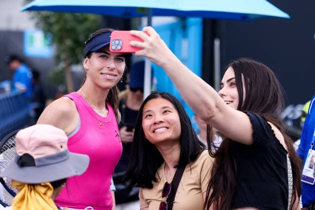 January 11, 2025: MELBOURNE, AUSTRALIA - JANUARY 11: Ajla TomljanoviÄ¡ of Australia with fans during practice ahead of the 2025 Australian Open at Melbourne Park on January 11, 2025 in Melbourne, Australia. - ZUMAp121 20250111_zsp_p121_030 Copyright: xChrisxPutnamx