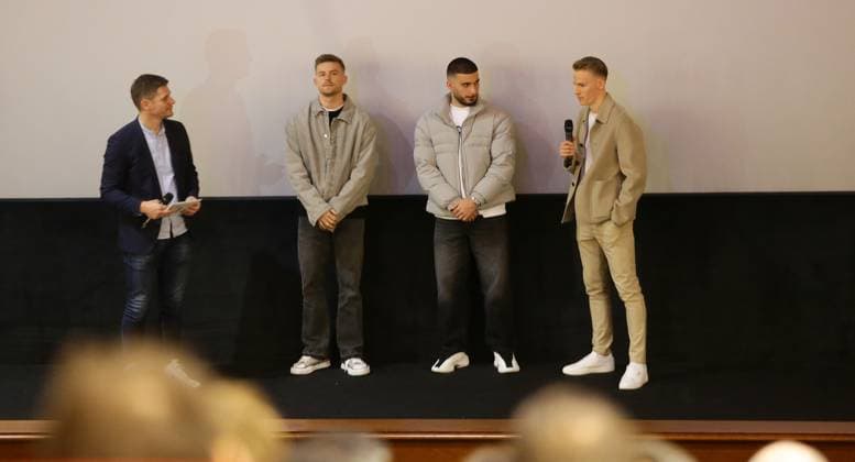Stuttgart , Doku Unser Team Die Heim-EM 2024 im CinemaxX Stuttgart SI-Centrum , von links: Dirk Preiß Maximilian Mittelstädt Deniz Undav Chris Führich