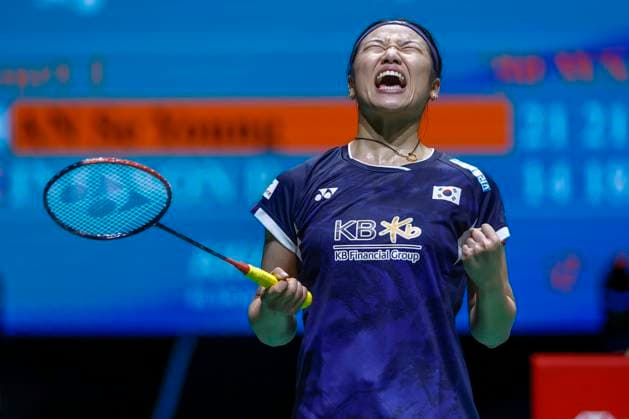 Sport Themen der Woche KW02 Sport Bilder des Tages Badminton, Women s Singles Semi-Final match - 11 Jan 2025 An Se Young of Korea celebrates victory against Ratchanok Intanon of Thailand (not pictured) during the Women s Singles Semi-Final match of the Petronas Malaysia Open 2025 at Axiata Arena. An Se Young won with scores; 21 21 : 14 18. Kuala Lumpur Malaysia Copyright: xWongxFokxLoyx xSOPAxImagesx 20250111_MPO_02236 copy