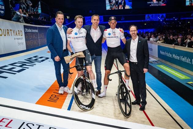 HAVIK Yoeri, POLITT Nils: Sixdays Bremen 2025 Team 1 - HERMES SYSTEME - HAVIK Yoeri ( NED ) - Black - POLITT Nils ( GER ) - Red Leader Of The Day - Award Ceremony - Medal Ceremony - Podium - Querformat - quer - horizontal - Landscape - Event Veranstaltung: Sixdays Bremen 2025 - Category Kategorie: Cycling - Track cycling, Rad, Radsport, Bahnrad, Bahn Sixdays - Elite Men - Location Ort: Europe Germany - Bremen - ÖVB Arena - Discipline: Madison - Distance: ... m - Date Datum: 10.01.2025 Friday Day 1 -