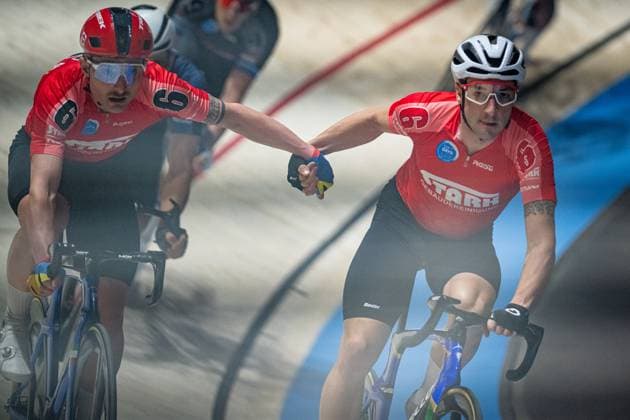CONSONNI Simone, VIVIANI Eli: Sixdays Bremen 2025 Team 6 - STARK-GEBÄUDEREINIGUNG - CONSONNI Simone ( ITA ) - Black - VIVIANI Elia ( ITA ) - Red Querformat - quer - horizontal - Landscape - Event Veranstaltung: Sixdays Bremen 2025 - Category Kategorie: Cycling - Track cycling, Rad, Radsport, Bahnrad, Bahn Sixdays - Elite Men - Location Ort: Europe Germany - Bremen - ÖVB Arena - Discipline: Madison - Distance: ... m - Date Datum: 10.01.2025 Friday Day 1 -
