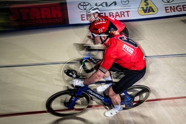 CONSONNI Simone, VIVIANI Eli: Sixdays Bremen 2025 Team 6 - STARK-GEBÄUDEREINIGUNG - CONSONNI Simone ( ITA ) - Black - VIVIANI Elia ( ITA ) - Red Querformat - quer - horizontal - Landscape - Event Veranstaltung: Sixdays Bremen 2025 - Category Kategorie: Cycling - Track cycling, Rad, Radsport, Bahnrad, Bahn Sixdays - Elite Men - Location Ort: Europe Germany - Bremen - ÖVB Arena - Discipline: Madison - Distance: ... m - Date Datum: 10.01.2025 Friday Day 1 -