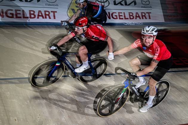 CONSONNI Simone, VIVIANI Eli: Sixdays Bremen 2025 Team 6 - STARK-GEBÄUDEREINIGUNG - CONSONNI Simone ( ITA ) - Black - VIVIANI Elia ( ITA ) - Red Querformat - quer - horizontal - Landscape - Event Veranstaltung: Sixdays Bremen 2025 - Category Kategorie: Cycling - Track cycling, Rad, Radsport, Bahnrad, Bahn Sixdays - Elite Men - Location Ort: Europe Germany - Bremen - ÖVB Arena - Discipline: Madison - Distance: ... m - Date Datum: 10.01.2025 Friday Day 1 -