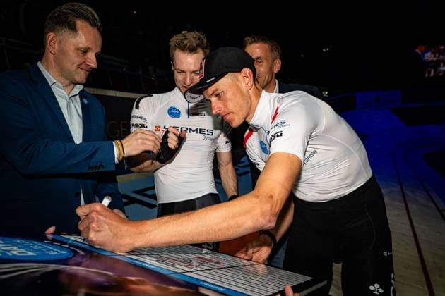 HAVIK Yoeri, POLITT Nils: Sixdays Bremen 2025 Team 1 - HERMES SYSTEME - HAVIK Yoeri ( NED ) - Black - POLITT Nils ( GER ) - Red Querformat - quer - horizontal - Landscape - Event Veranstaltung: Sixdays Bremen 2025 - Category Kategorie: Cycling - Track cycling, Rad, Radsport, Bahnrad, Bahn Sixdays - Elite Men - Location Ort: Europe Germany - Bremen - ÖVB Arena - Discipline: Madison - Distance: ... m - Date Datum: 10.01.2025 Friday Day 1 -