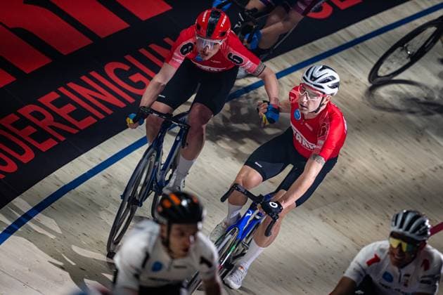 CONSONNI Simone, VIVIANI Eli: Sixdays Bremen 2025 Team 6 - STARK-GEBÄUDEREINIGUNG - CONSONNI Simone ( ITA ) - Black - VIVIANI Elia ( ITA ) - Red Querformat - quer - horizontal - Landscape - Event Veranstaltung: Sixdays Bremen 2025 - Category Kategorie: Cycling - Track cycling, Rad, Radsport, Bahnrad, Bahn Sixdays - Elite Men - Location Ort: Europe Germany - Bremen - ÖVB Arena - Discipline: Madison - Distance: ... m - Date Datum: 10.01.2025 Friday Day 1 -