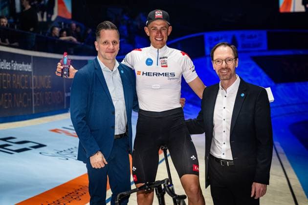 POLITT Nils: Sixdays Bremen 2025 Team 1 - HERMES SYSTEME - POLITT Nils ( GER ) - Red Award Ceremony - Medal Ceremony - Podium - Querformat - quer - horizontal - Landscape - Event Veranstaltung: Sixdays Bremen 2025 - Category Kategorie: Cycling - Track cycling, Rad, Radsport, Bahnrad, Bahn Sixdays - Elite Men - Location Ort: Europe Germany - Bremen - ÖVB Arena - Discipline: Madison - Distance: ... m - Date Datum: 10.01.2025 Friday Day 1 -