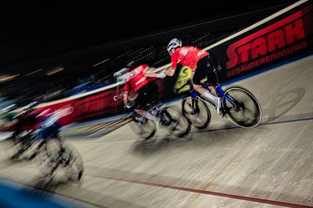 CONSONNI Simone, VIVIANI Eli: Sixdays Bremen 2025 Team 6 - STARK-GEBÄUDEREINIGUNG - CONSONNI Simone ( ITA ) - Black - VIVIANI Elia ( ITA ) - Red Querformat - quer - horizontal - Landscape - Event Veranstaltung: Sixdays Bremen 2025 - Category Kategorie: Cycling - Track cycling, Rad, Radsport, Bahnrad, Bahn Sixdays - Elite Men - Location Ort: Europe Germany - Bremen - ÖVB Arena - Discipline: Madison - Distance: ... m - Date Datum: 10.01.2025 Friday Day 1 -