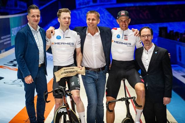 HAVIK Yoeri, POLITT Nils: Sixdays Bremen 2025 Team 1 - HERMES SYSTEME - HAVIK Yoeri ( NED ) - Black - POLITT Nils ( GER ) - Red Leader Of The Day - Award Ceremony - Medal Ceremony - Podium - Querformat - quer - horizontal - Landscape - Event Veranstaltung: Sixdays Bremen 2025 - Category Kategorie: Cycling - Track cycling, Rad, Radsport, Bahnrad, Bahn Sixdays - Elite Men - Location Ort: Europe Germany - Bremen - ÖVB Arena - Discipline: Madison - Distance: ... m - Date Datum: 10.01.2025 Friday Day 1 -